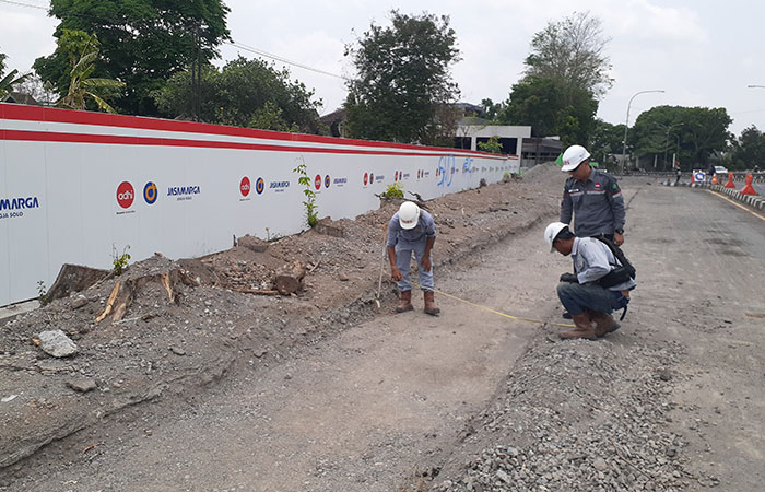 PENGUKURAN:&nbsp;Pelaksana Proyek Tol Jogja-Solo Seksi 2 Paket 2.2 mulai pengerjaan pelebaran jalan di wilayah Ring Road Utara Trihanggo, Gamping, Sleman Selasa (7/11).IWAN NURWANTO/RADAR JOGJA&nbsp;
