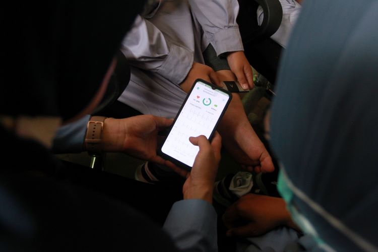 Dokter mengujicoba alat EKG KardiaMobile 6L kepada siswa SD Percobaan 2 Jogja untuk mendeteksi penyakit jantung bawaan pada anak sejak dini, Rabu (8/11/2023). foto : Guntur Aga Tirtana/Radar Jogja