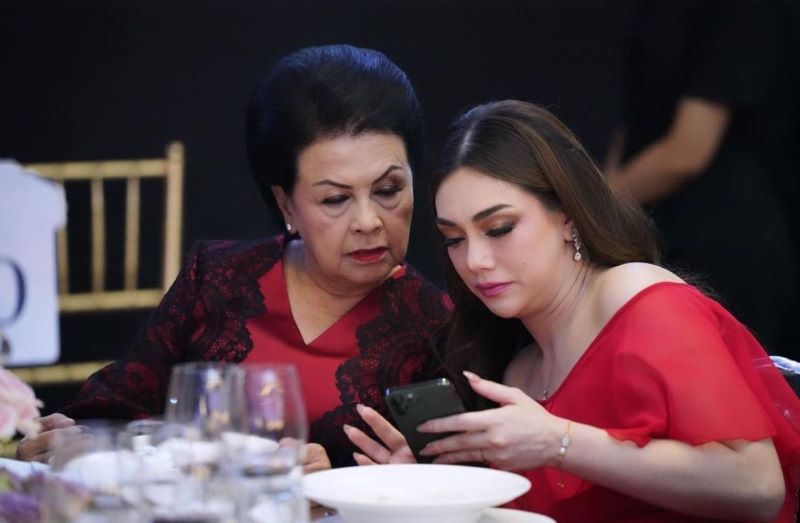 Sruning Burhanuddin (Istri Jaksa Agung ST&nbsp;Burhanudin) dan&nbsp;aktris cantik Celine Evangelista. (Instagram/@celine_evangelista)