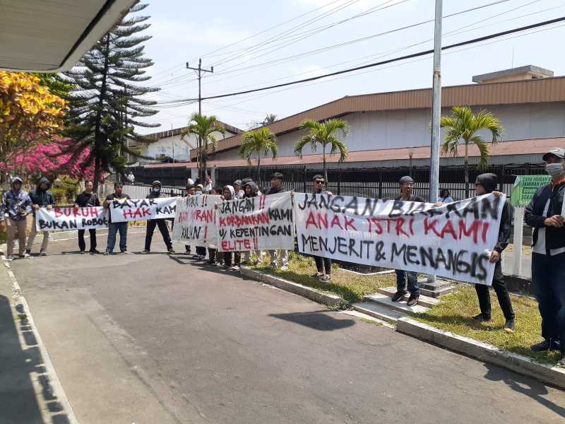 Suasana saat perwakilan pekerja melakukan aksi di depan kantor manajemen PT. Primissima, Jumat (8/11). FOTO// IWAN NURWANTO