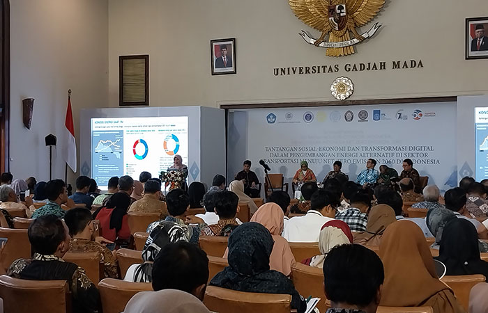 FOKUS: Seminar Percepatan pengembangan ekosistem hidrogen di sektor industri dan transportasi menuju Net Zero Emission (NZE) 2060 di Indonesia di Balai Senat UGM Rabu (8/11).