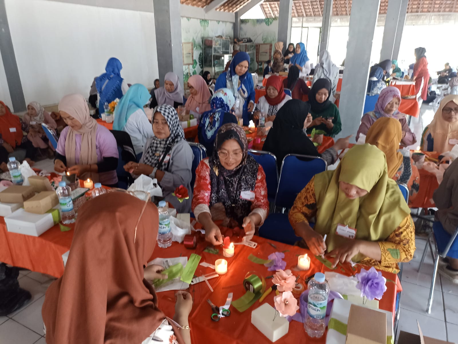KREATIF: Sejumlah ibu rumah tangga sedang mengikuti pelatihan dan bimbingan kewirausahaan di Pasar Seni Gabusan, Bantul, Selasa (7/11). (Gregorius Bramantyo/Radar Jogja)