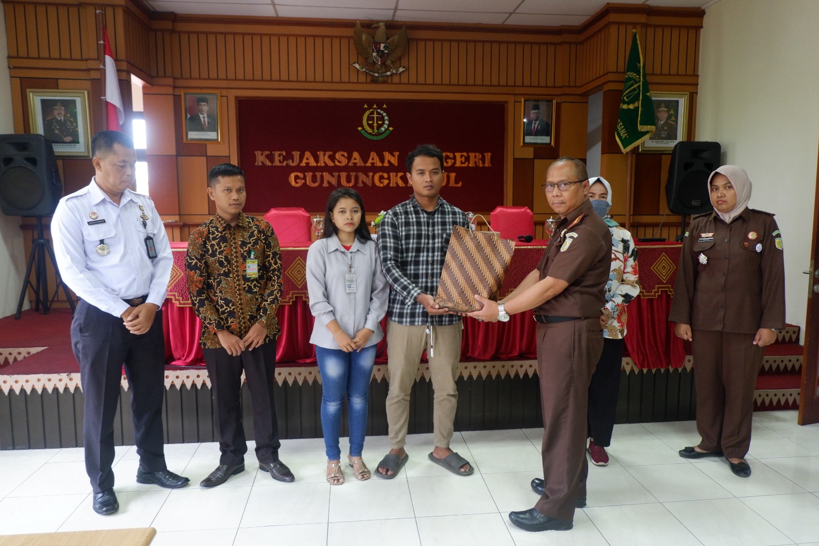 INKRAH - Keluarga mendiang Aldi Apriyanto, korban kelalaian oknum polisi menggunakan senjata api menerima uang restitusi sebesar Rp 157.636.500 di Kantor Kejari Gunungkidul Rabu (8/11)