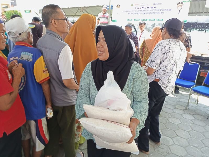 LARIS : Warga Kebumen berbobdong-bondong datang ke pasar murah yang digelar Pemkab Kebumen. Cara ini dilakukan pemkab untuk menekan laju inflasi daerah. (M HAFIED/RADAR KEBUMEN)