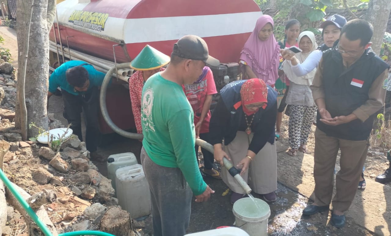 MANFAAT: Secara simbolis perwakilan Perum Lembaga Kantor Berita Negara (LKBN) Antara memberikan bantuan air bersih untuk warga Gunungkidul Selasa (8/11). (Dok LKBN Antara untuk Radar Jogja)