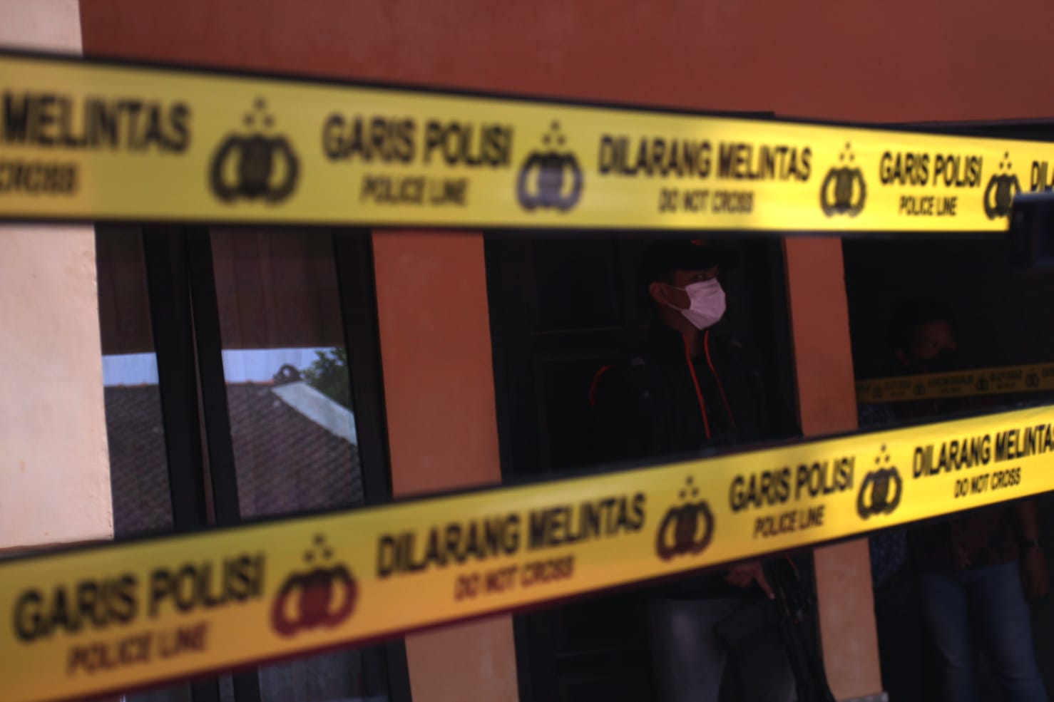 WASPADA: Petugas berjaga di depan rumah kontrakan di wilayah Kalurahan Baturetno, Banguntapan, Bantul, yang digunakan untuk memproduksi keripik pisang narkoba. (Gregorius Bramantyo/Radar Jogja)