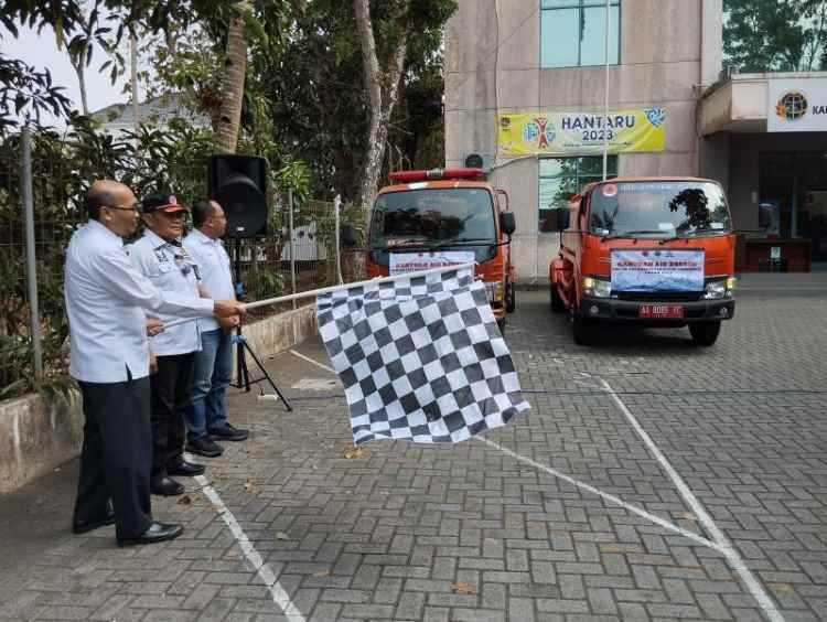 Dua tangki air bersih BPBD Purworejo bantuan air bersih dari BPN dan BRI Cabang Purworejo dilepas ke tiga Desa Tlogosono dan Gintungan serta Desa Tlogokotes - JIHAN ARON VAHERA/RADAR JOGJA