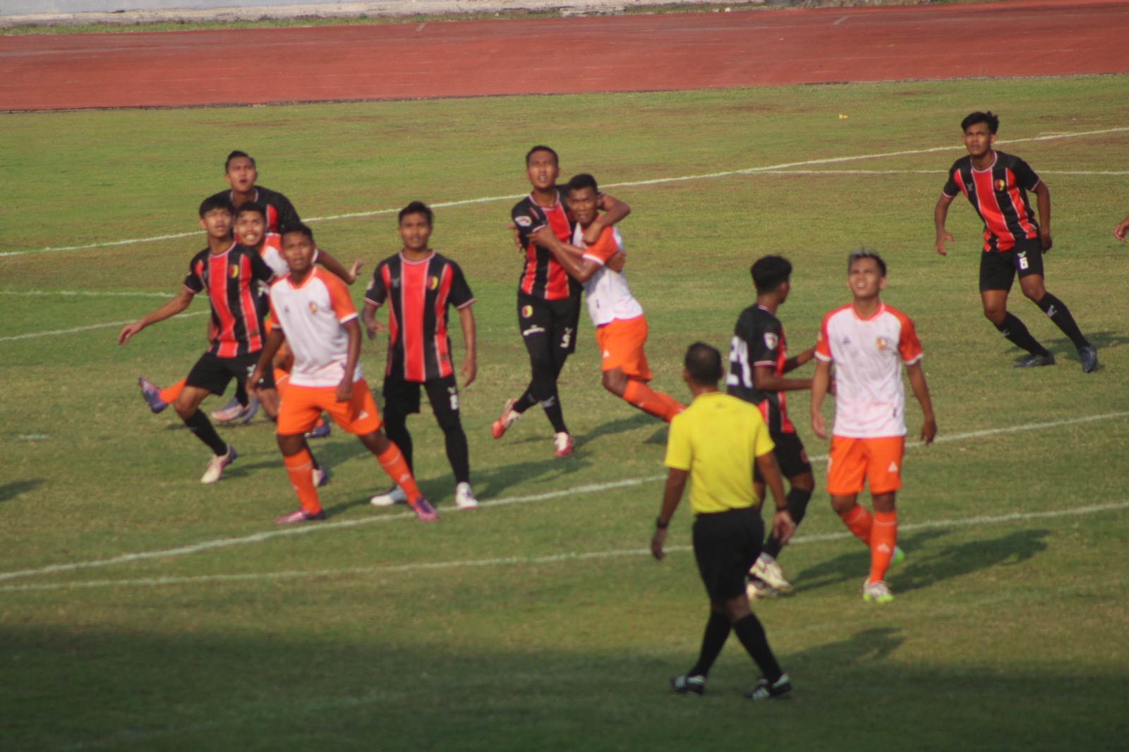 DU TANGKAS: Pemain PPSM Magelang dan Sragen United bermain imbang pada kompetisi Liga 3 Jawa Tengah musim 2023, di Stadion Moch Soebroto, Magelang, Rabu sore (8/11).