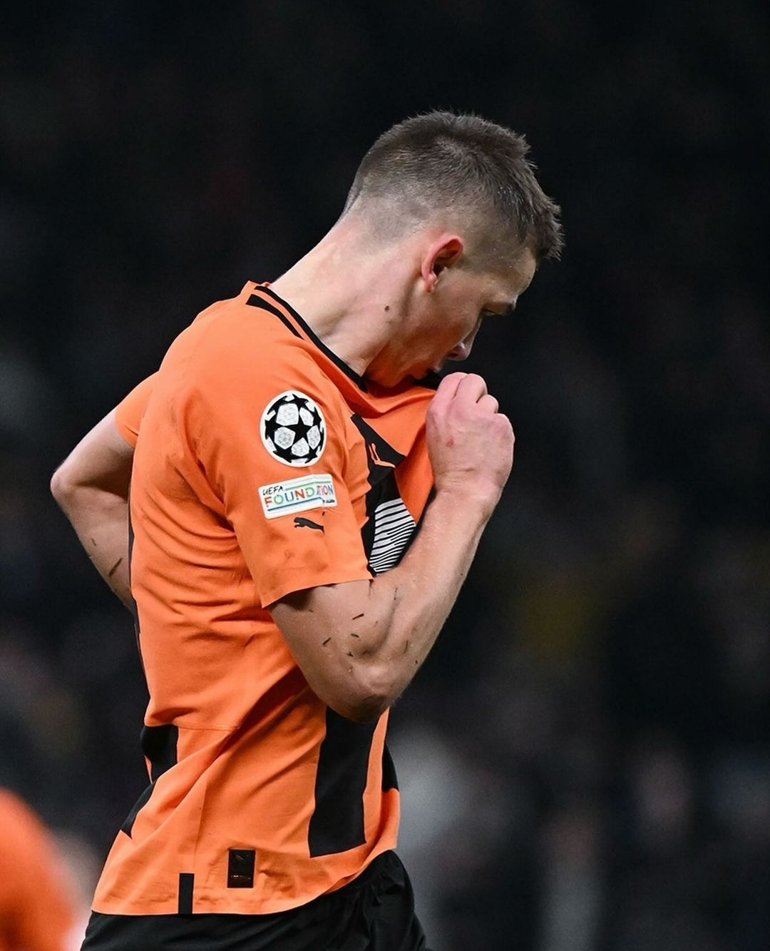 BANGGA: Danylo Sikan mencium logo timnya yang berada di dada sebelah kiri setelah mencetak gol ke gawang Barcelona.