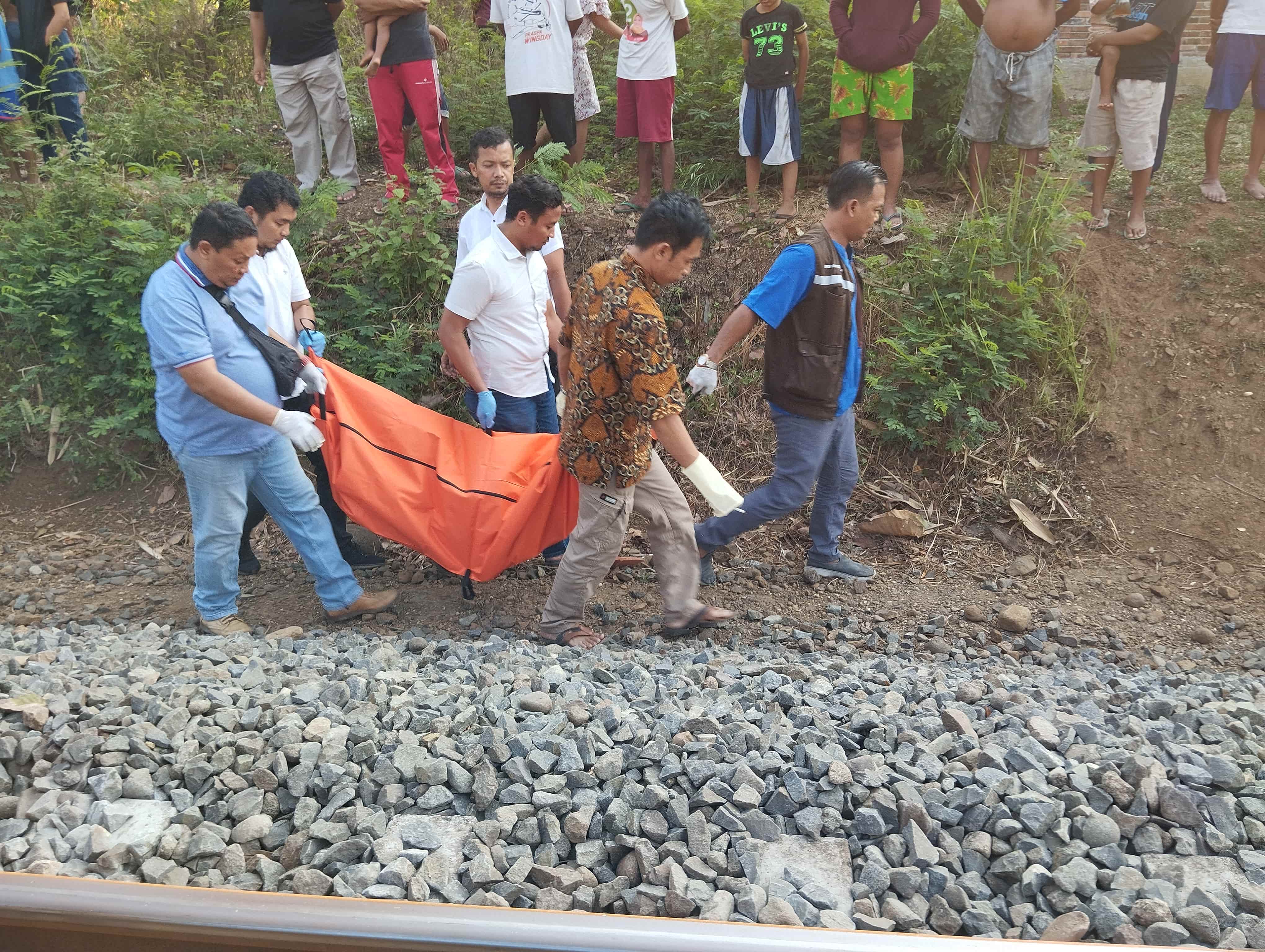 Suasana evakuasi korban di TKP oleh petugas usai laka pada Rabu (8/11) sore.