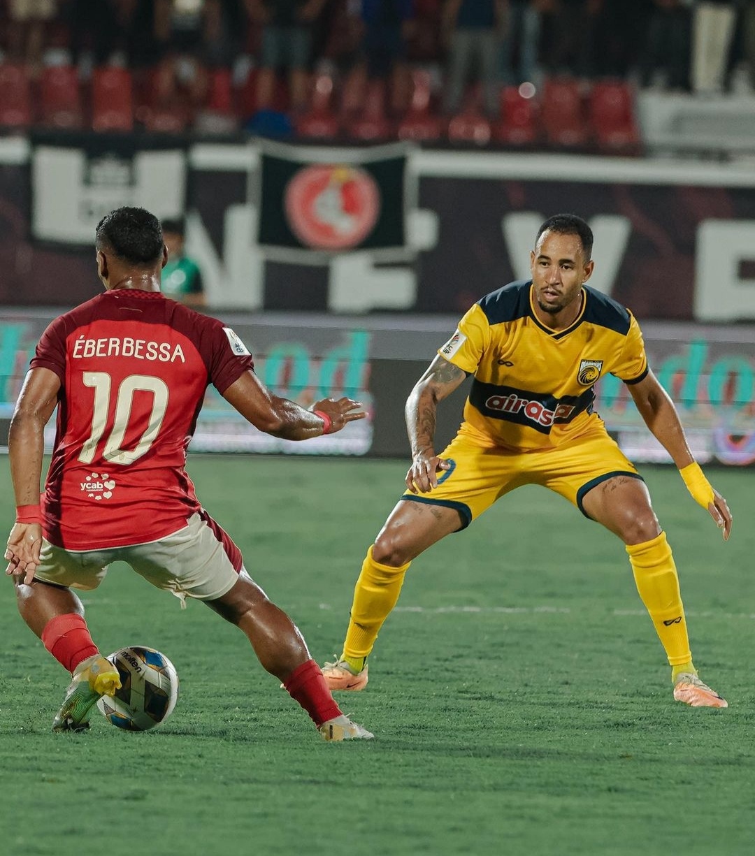 MELIUK: pemain Bali United, Eber Bessa mencoba melewati lini pertahanan Central Coast Mariners (IG baliunitedfc)