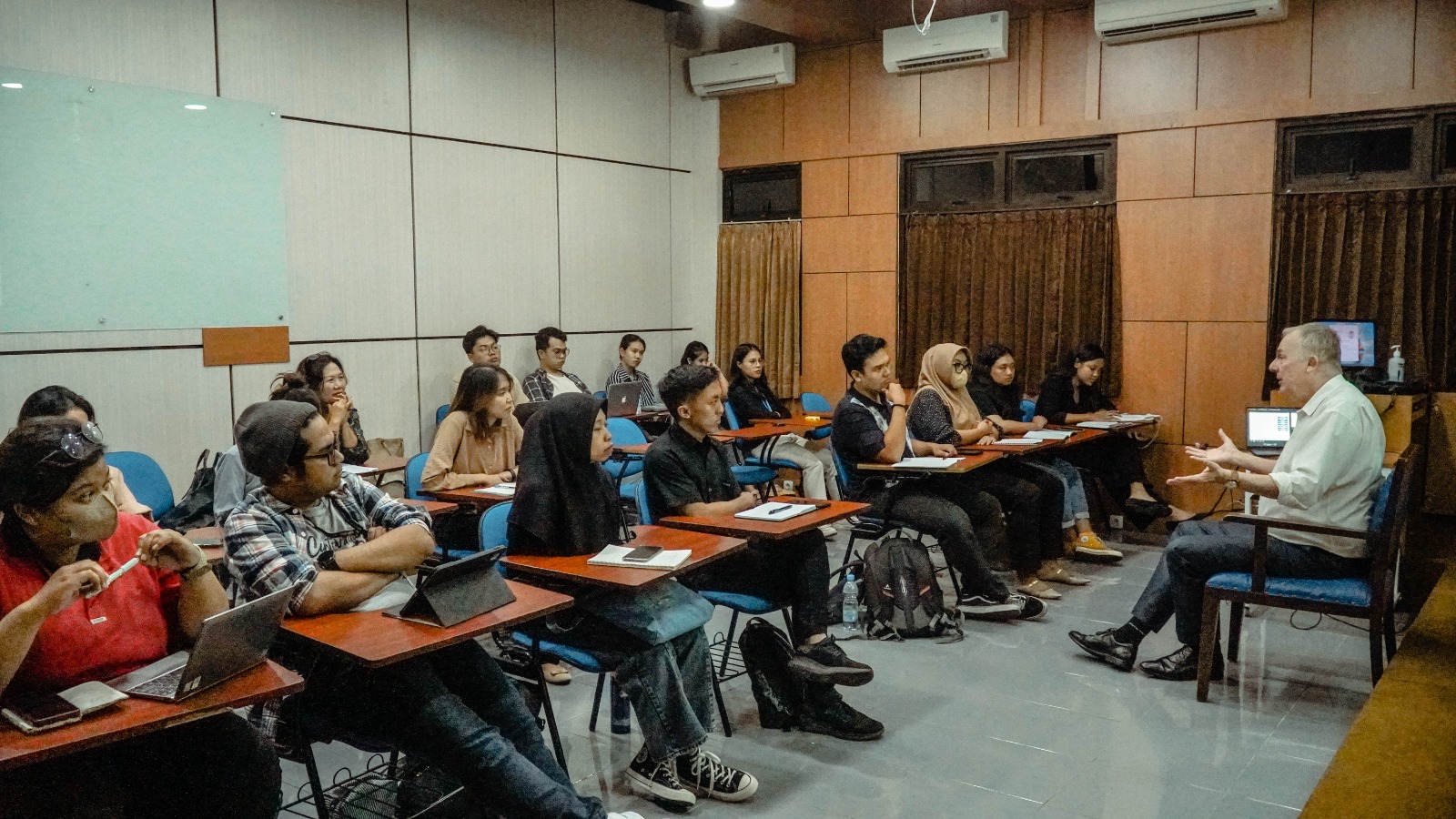 NEW MEDIA: Ilmu Komunikasi Universitas Atma Jaya Yogyakarta (ILKOM UAJY) mengadakan kuliah umum mendatangkan Prof. Dr. phil. Martin Loffelholz. (ISTIMEWA)