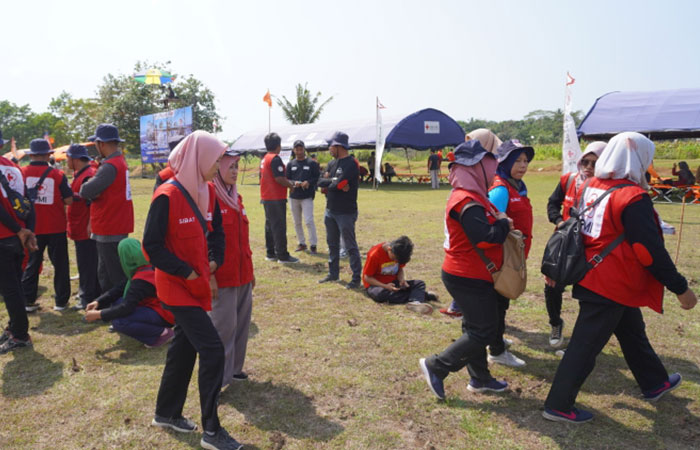 UJI COBA : Tim relawan PMI Kebumen berlarih kesiapan dini menghadapi bencana gempa megatrush dan tsunami.ISTIMEWA