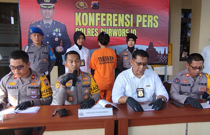 TEGA: Tersangka penganiaya bayi 19 bulan di Purworejo dihadirkan dalam pers rilis di Mapolres Purworejo pada Rabu (8/11).JIHAN ARON VAHERA/RADAR JOGJA