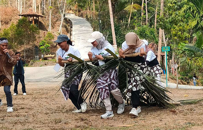 Keseruan permainan Nglarak Blarak di Segajih Live In & Education, Desa Wisata Hargotirto, Kapanewon Kokap, Kulon Progo, Rabu (7/11).HENDRI UTOMO/RADAR JOGJA