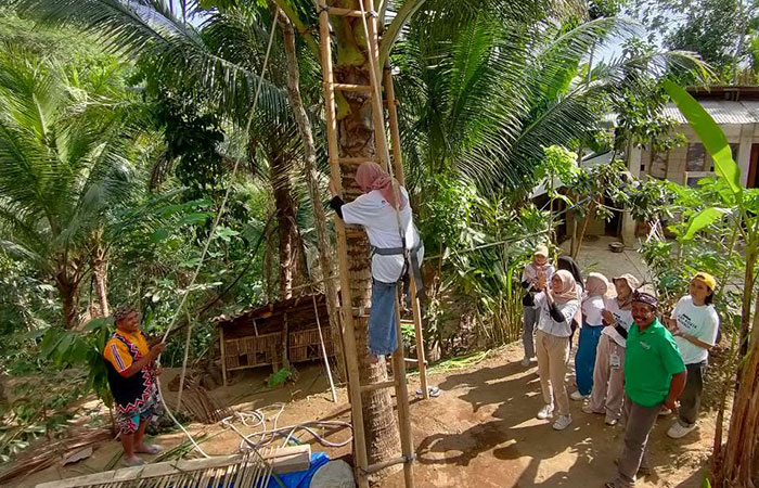 ANTI MAINSTREAM: Salah satu wisatawan saat menikmati paket wisata menderes nira kelapa langsung dari pohonnya, (kanan).HENDRI UTOMO/RADAR JOGJA