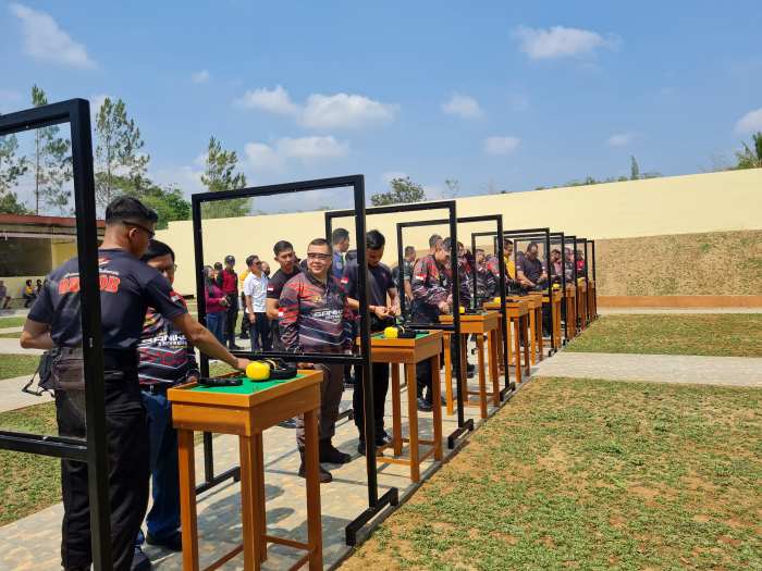 UJI COBA: Kapolresta Magelang, Kapolres Magelang Kota, Dandim 0705/Magelang, dan jajaran forkopimda melakukan penembakan usai peresmian lapangan tembak Sanika Styawada - Naila Nihayah/Radar Jogja