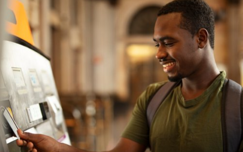 Ilustrasi seseorang transfer GoPay melalui ATM Banking. (Shutterstock.com)