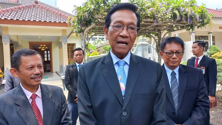 Gubernur DIY Hamengku Buwono X di Kompleks Kepatihan Kamis (9/11). Winda Atika Ira P / Radar Jogja