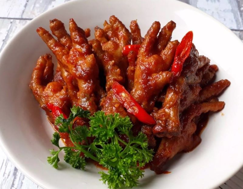 Semangkok olahan ceker ayam yang menggugah selera. (thegorbalsla.com)