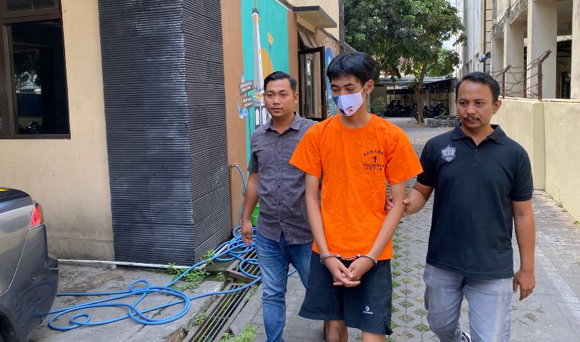 Pelaku yang mengaku sebagai masinis PT KAI saat dibekuk aparat Polsek Jetis.  Agung Dwi Prakoso