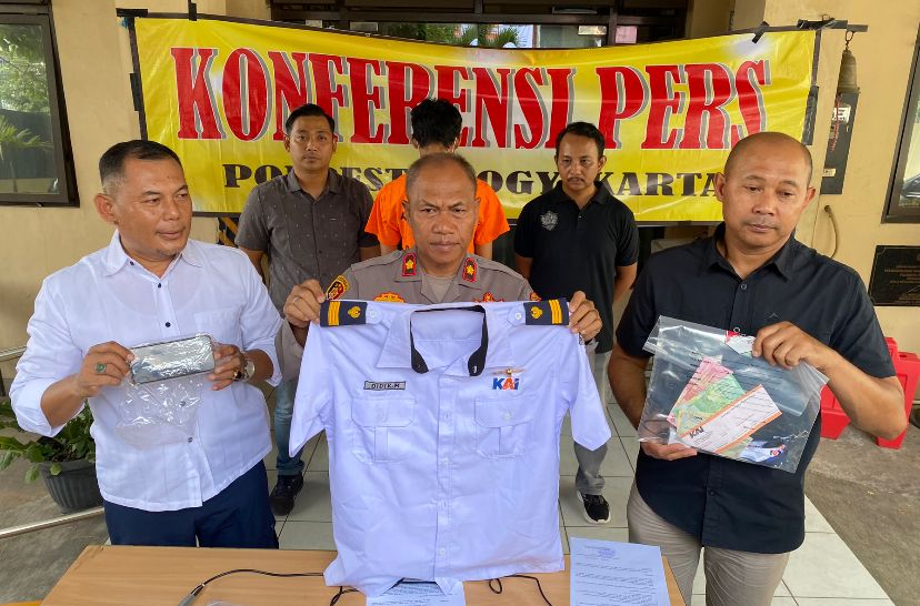 Suasana Jumpa Pers Pelaku Pencurian dengan Modus Mengaku Sebagai Masinis PT KAI - Agung Dwi P
