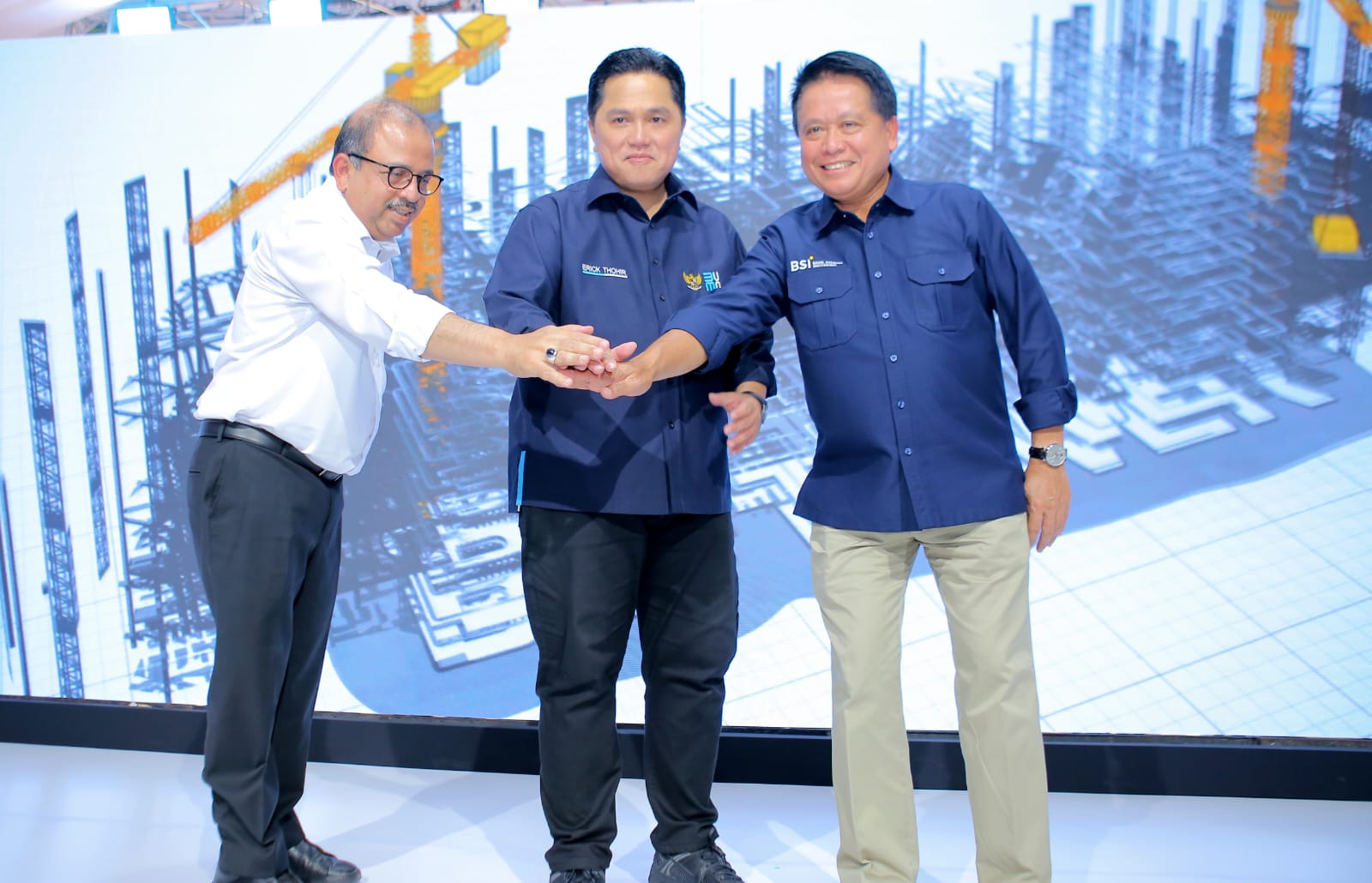 BSI: Dirut PT Bank Syariah Indonesia Tbk Hery Gunardi (kanan), Menteri BUMN Erick Thohir (tengah), dan Dirut PT Pembangunan Perumahan (PP) (Persero) Tbk Novel Arsyad. (ISTIMEWA)