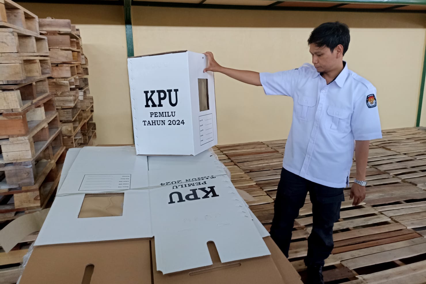 PASTIKAN: Petugas KPU DIY mengecek kondisi kotak suara di gudang logistik KPU Bantul di Gabusan, Timbulharjo, Sewon, Kamis (9/11). (Gregorius Bramantyo/Radar Jogja)