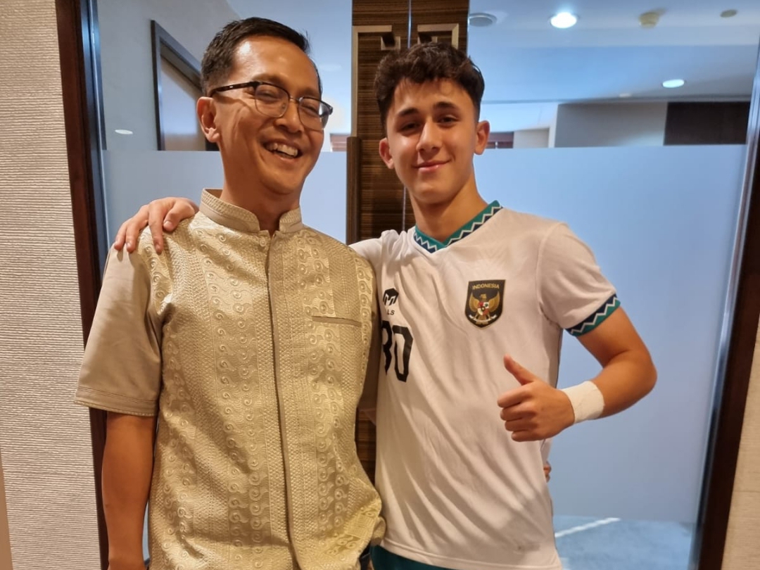 SEMANGAT: Amar Rayhan Brkic mengenakan jersey timnas Indonesia berlogo burung garuda. (IG amar brc)