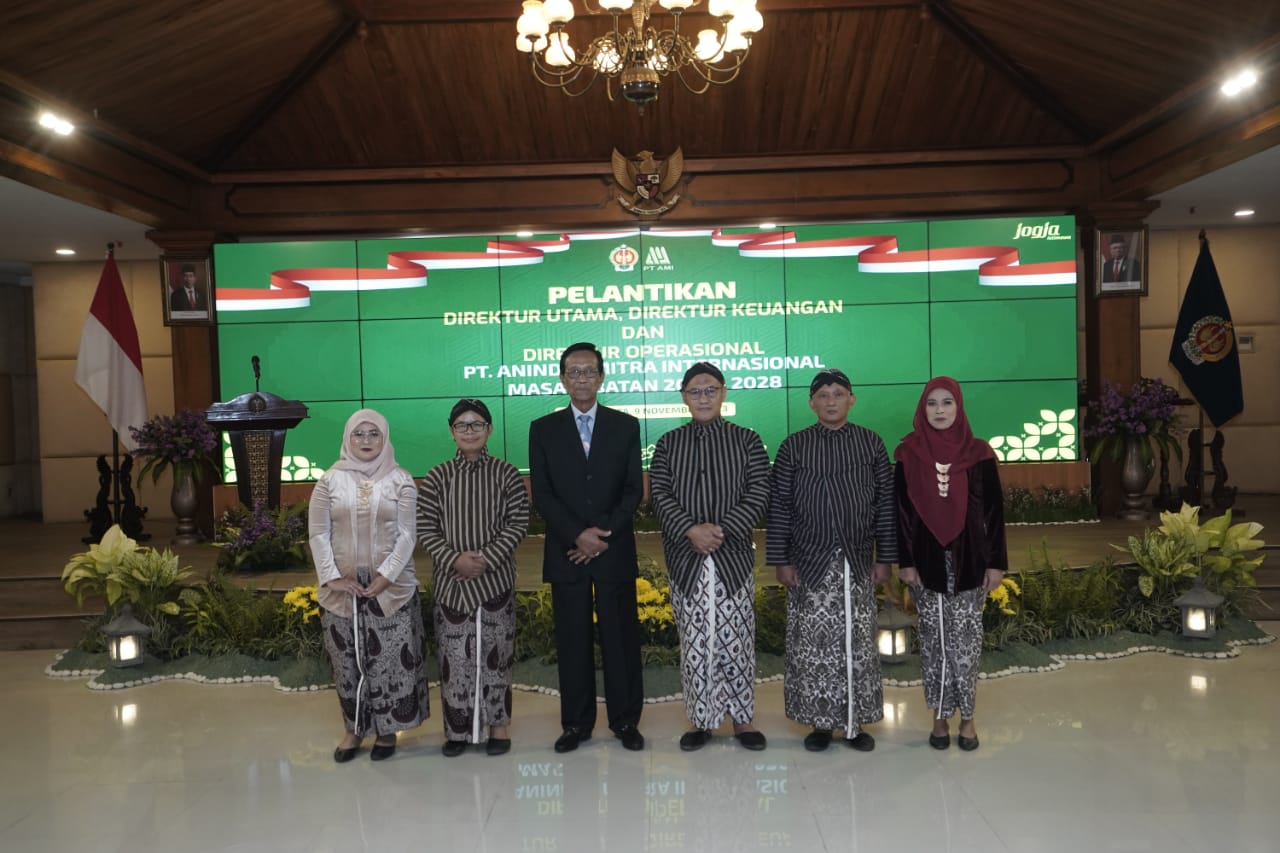 DIVERSIFIKASI: Gubernur DIY Hamengku Buwono X melantik direksi PT Anindya Mitra Internasional di Gedhong Pracimasana Kompleks Kepatihan Kamis (9/11). (Humas Provinsi DIY/Radar Jogja)