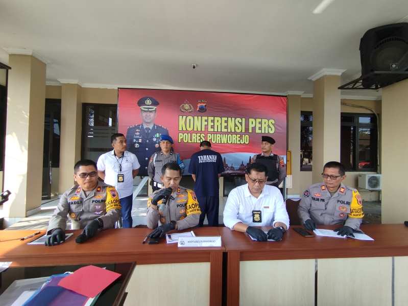AA harus kenakan baju tahanan Polres Purworejo akibat perbuatannya menipu customer saat jual beli tanah. Sempat kabur ke Bali tapi berhasil diamankan. JIHAN ARON VAHERA/RADAR JOGJA