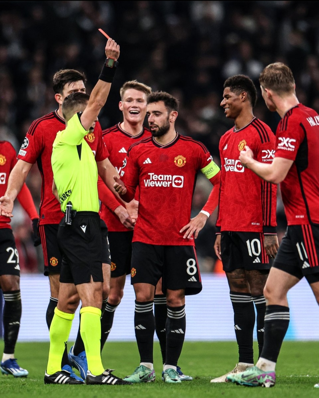 MERAH: para pemain Manchester United berkumpul untuk melayangkan protes terhadap keputusan wasit yang memberilan kartu merah kepada Rasford