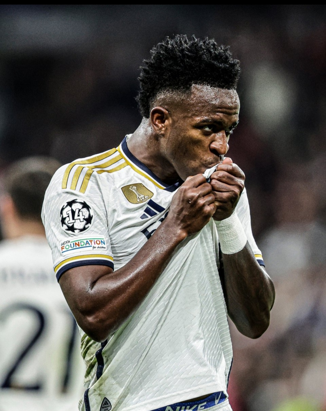 Vinicius Junior menciun logo Real Madrid di bajunya setelah mencetak gol bagi Real Madrid