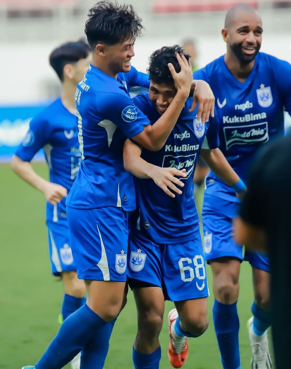 Tri Setiawan melakukan selebrasi bersama para punggawa PSIS Semarang lainnya setelah mencetak gol ke gawang Persita (IG psisfcofficial)