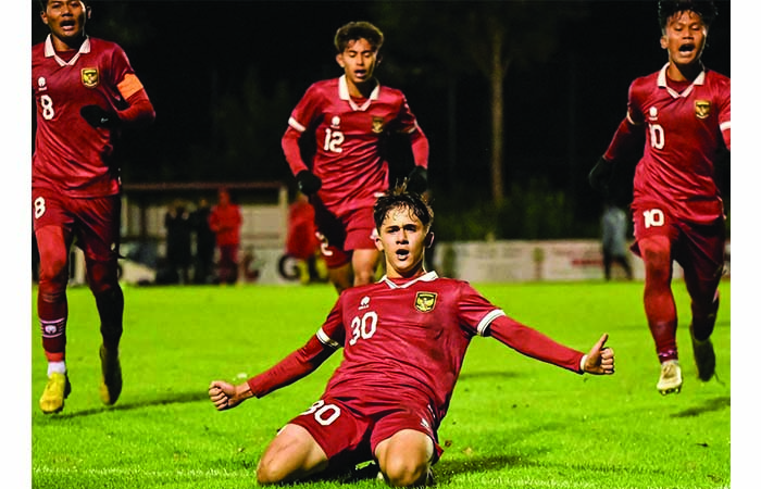 Amar Rayhan Brkic mengenakan jersey timnas Indonesia berlogo burung Garuda.