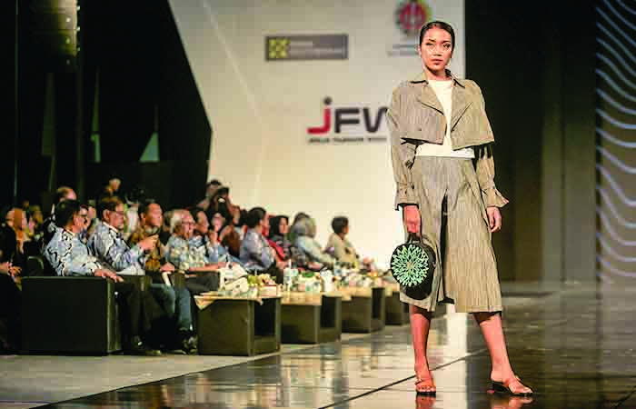 EMPAT HARI: Model memeragakan busana saat fashion show di pembukaan Jogja Fashion Week (JFW) 2023, JEC, Banguntapan, Bantul, kemarin (9/11). JFW yang telah 18 kali itu diikuti lebih dari 100 tenant in