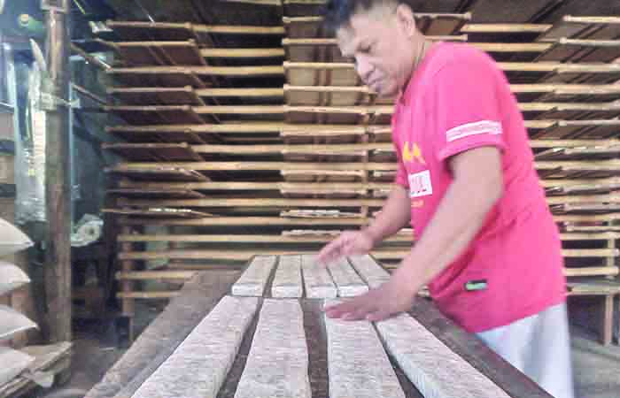 DIPERKECIL - Perajin di wilayah Siraman, Wonosari terlihat mengemasi tempe hasil produksi Kamis (9/11).