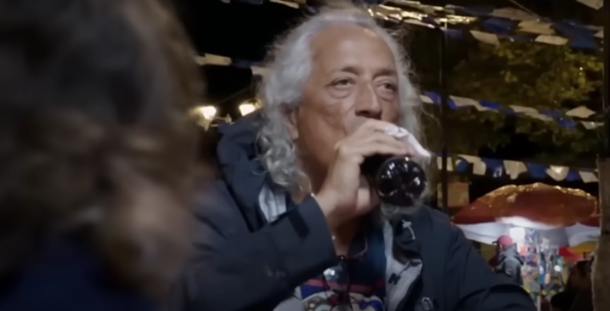 Salah seorang warga Meksiko mengonsumsi minuman bersoda. (tangkapan layar Youtube Doczon)