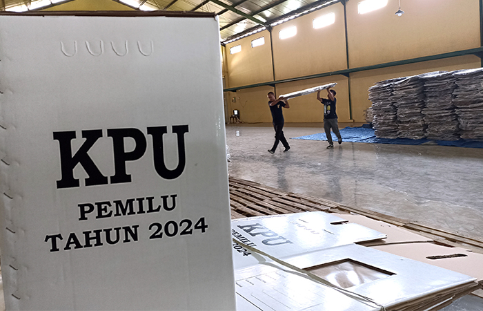 Petugas KPU DIJ mengecek kondisi kotak suara di gudang logistik KPU Bantul di Gabusan, Timbulharjo, Sewon, Kamis (9/11).