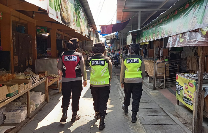 TUGAS: Sejumlah anggota Polwan Polres Bantul melakukan patroli di salah satu pasar di Bantul.