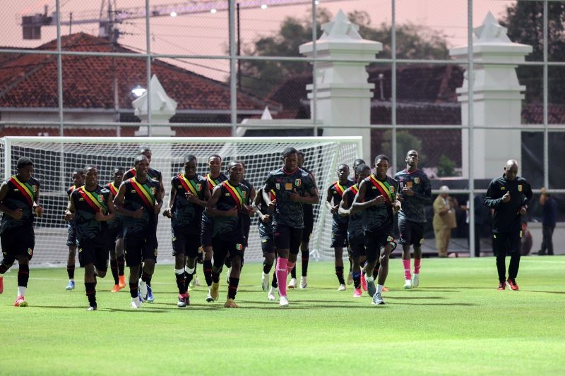 KOMPAK: Timnas Mali menggelar latihan di Stadion Sriwedari, Solo