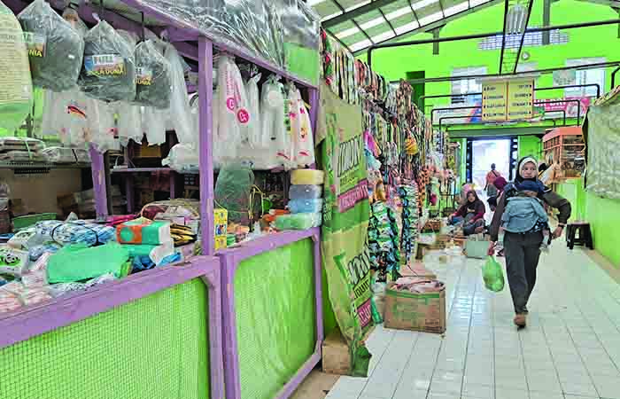 TUNGGU PEMBELI: Suasana pasar rakyat Desa Tempurejo, Tempuran saat siang hari tampak sepi.
