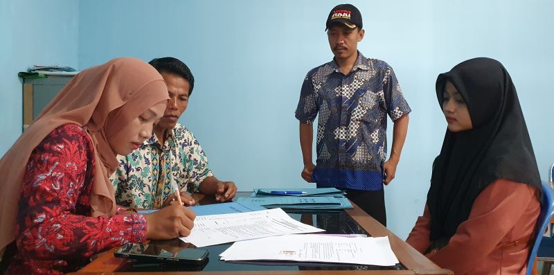 ADA KESEMPATAN - Panitia pendaftaran pamong Kalurahan Putat, Kapanewon Patuk menerima berkas seorang pendaftar (kerudung hitam) posisi staf Jumat (10/11) - Gunawan/Radar Jogja