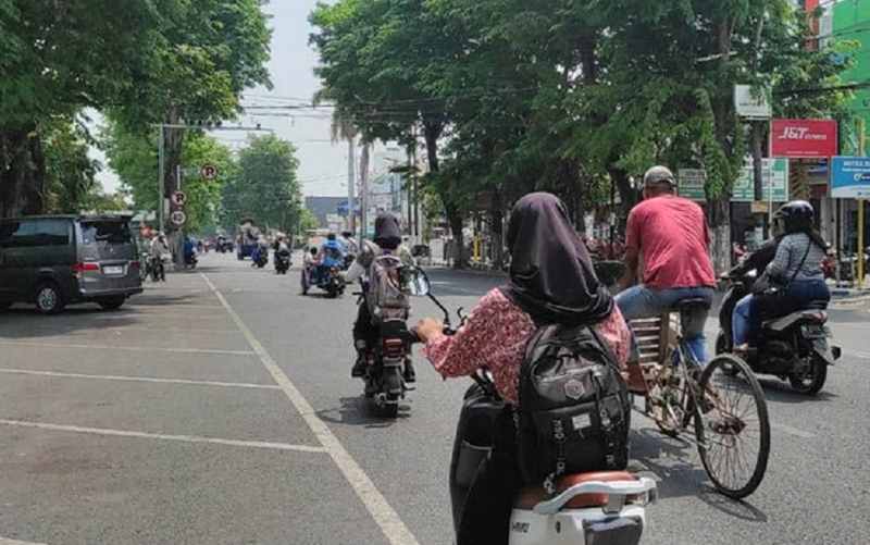 Ilustrasi penggunaan motor listrik di jalan raya. (Website/Radar Gunung Bromo)