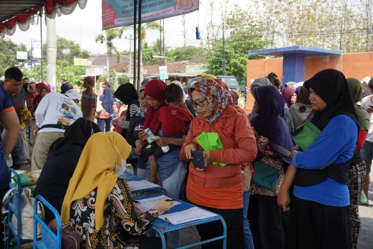 HARGA MIRING - Masyarakat nampak antusias berbelanja bahan pokok (bapok) murah yang diselenggarakan di wilayah Kapanewon Playen pada Kamis (9/11) - Disdag Gunungkidul untuk Radar Jogja