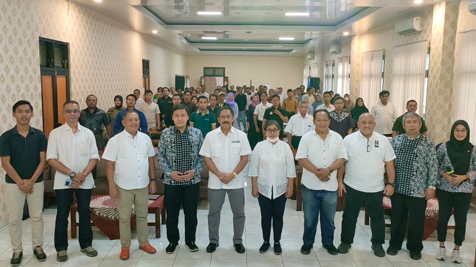 ENDORSE: Ketua umum KONI DIY Djoko Pekik bersama para narasumber FGD saat berfoto bersama dengan para peserta FGD di Gedung KONI DIY Jumat (10/11). (Dok KONI DIY)
