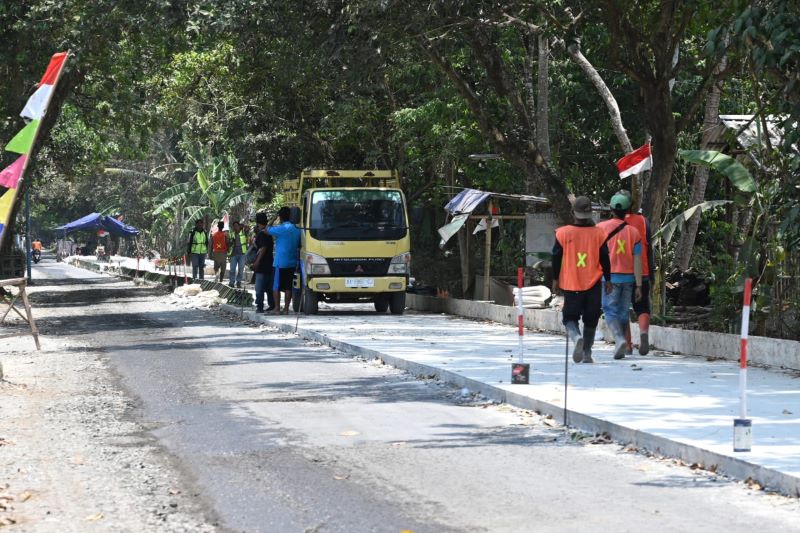 BETONISASI : Peningkatan Jalan Daendles metode betonisasi sudah mulai dikerjakan. Proyek pembangunan ini dilakukan menggunakan anggaran pemerintah pusat senilai Rp 125 miliar. (PROKOPIM KEBUMEN)
