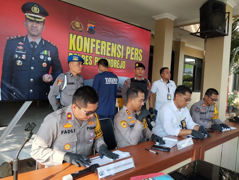 TS, 37, warga Kabupaten Purworejo harus berurusan dengan Polres Purworejo lantaran nekat mencuri baterai power provider milik PT Indosat dan PT XL Axiata  - JIHAN ARON VAHERA/RADAR JOGJA