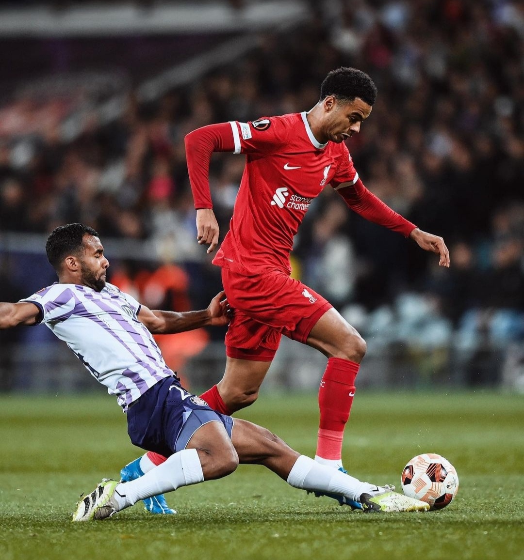 Cody Gakpo mencoba melewati hadangan pemain Toulouse (IG liverpoolfc)