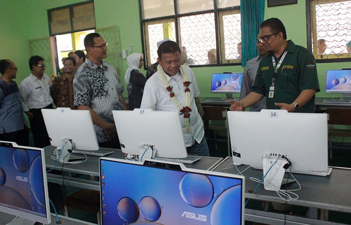 KUNJUNGAN: Wamenhan RI Muhammad Herindra meninjau bantuan komputer uang diberikan di Laboratorium SMPN 1 Magelang, Jumat (10/11).ISTIMEWA